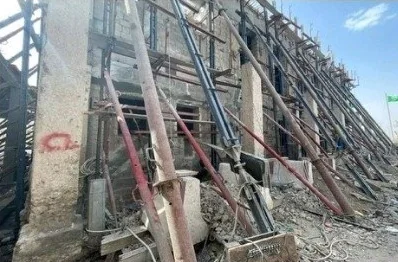 واجهة مبنى بيت زينل التاريخي أثناء أعمال الدعم والتدعيم الإنشائي