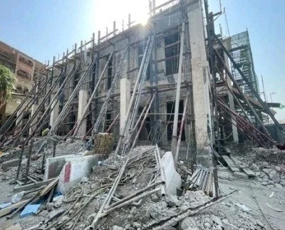 أعمال السقالات والدعامات المعدنية حول المبنى التاريخي في جدة التاريخية