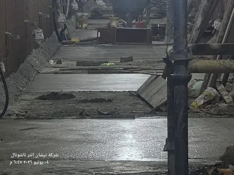 صب ومعالجة الخرسانة داخل قناة مجاري السيول