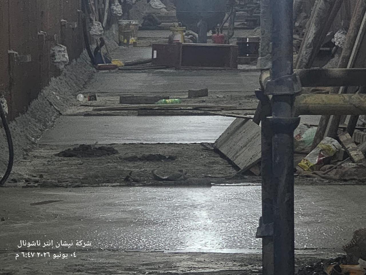 صب ومعالجة الخرسانة داخل قناة مجاري السيول
